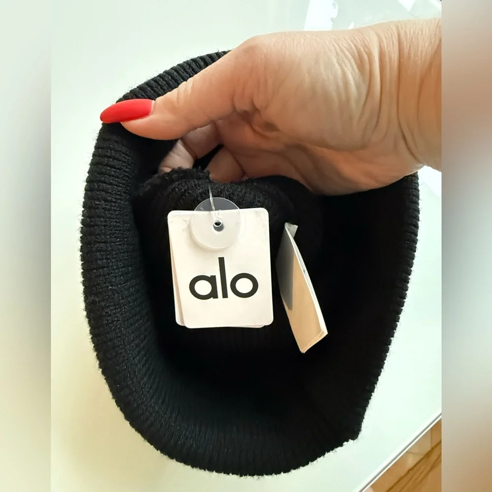 ALO Yoga Beanie - Picture 3 of 8